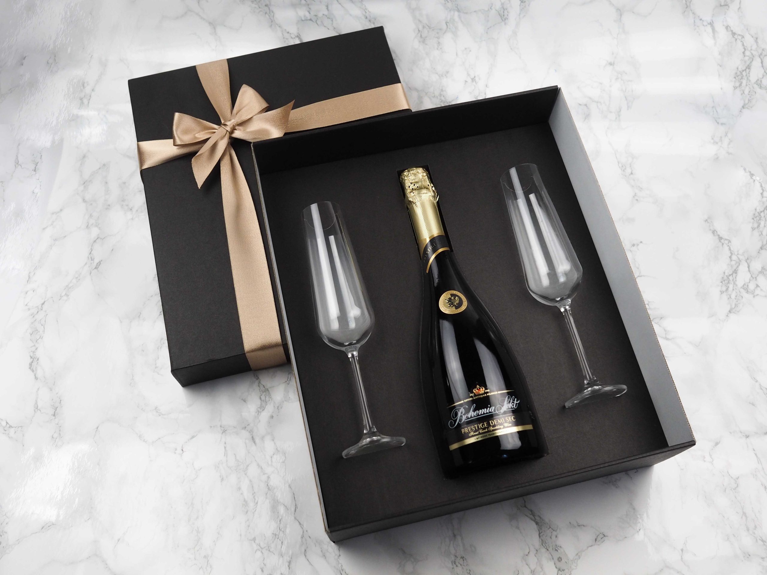 Dárkový balíček Bohemia Sekt v sobě obsahuje Bohemia Sekt Prestige a dvě skleničky na šampaňské, na které lze přidat i gravírování loga.  Darujte luxusní balíček, který potěší každého obdarovaného.
