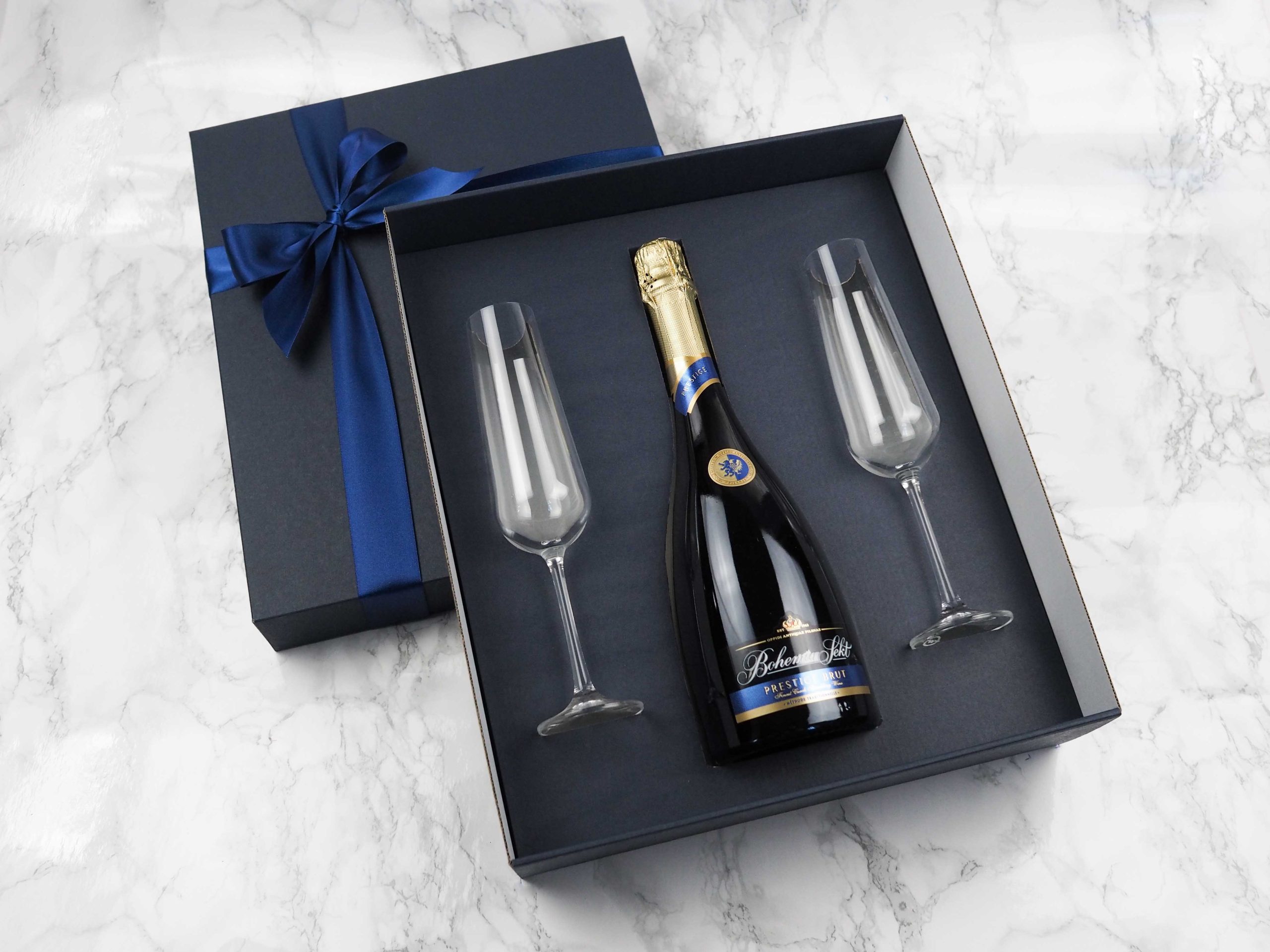 Dárkový balíček Exclusive Sekt v sobě obsahuje Bohemia Sekt Prestige a dvě skleničky na šampaňské, na které lze přidat i gravírování loga.  Darujte luxusní balíček, který potěší každého obdarovaného.