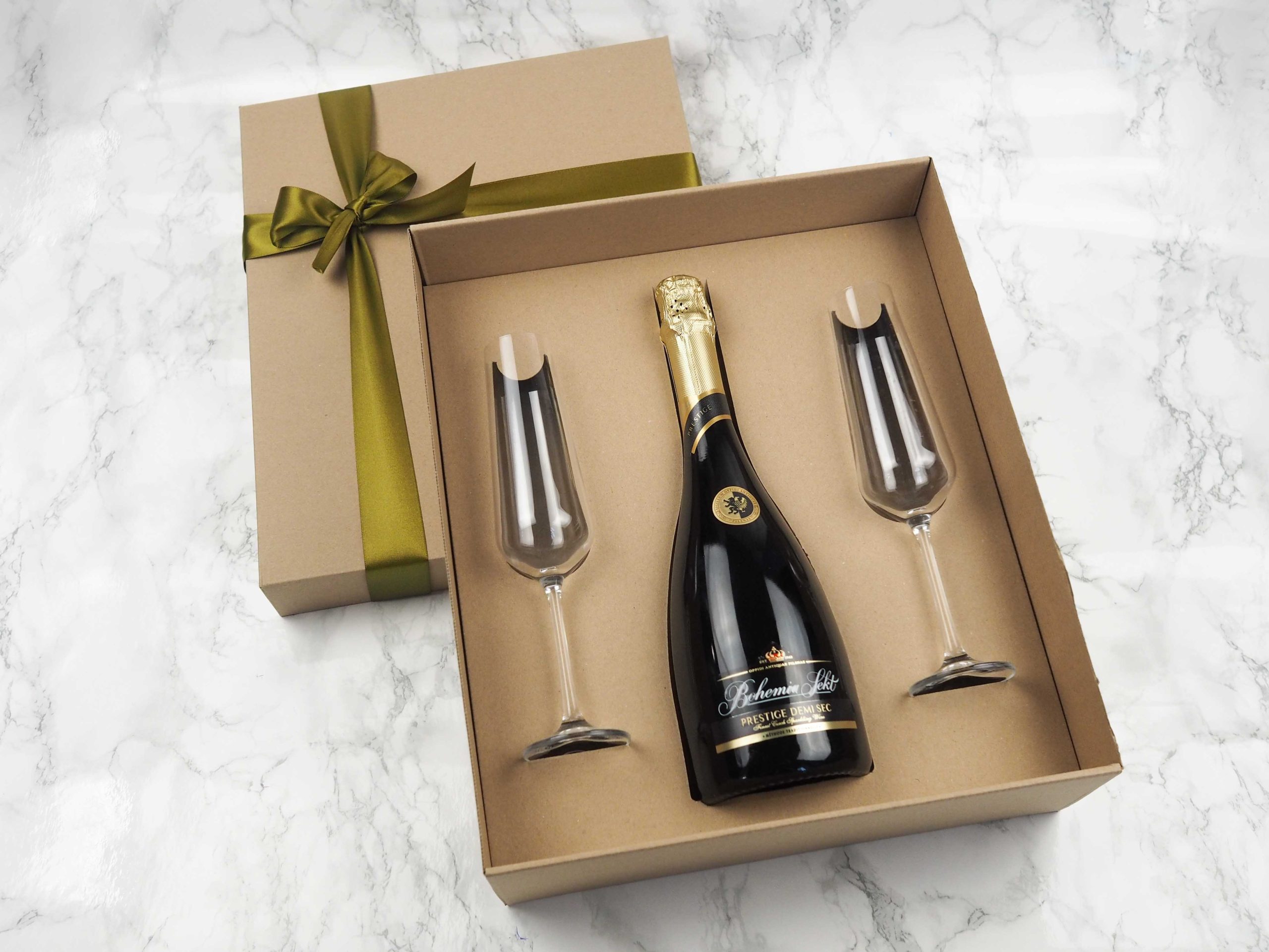 Dárkový balíček Prestige Sekt v sobě obsahuje Bohemia Sekt Prestige a dvě skleničky na šampaňské, na které lze přidat i gravírování loga.  Darujte luxusní balíček, který potěší každého obdarovaného.