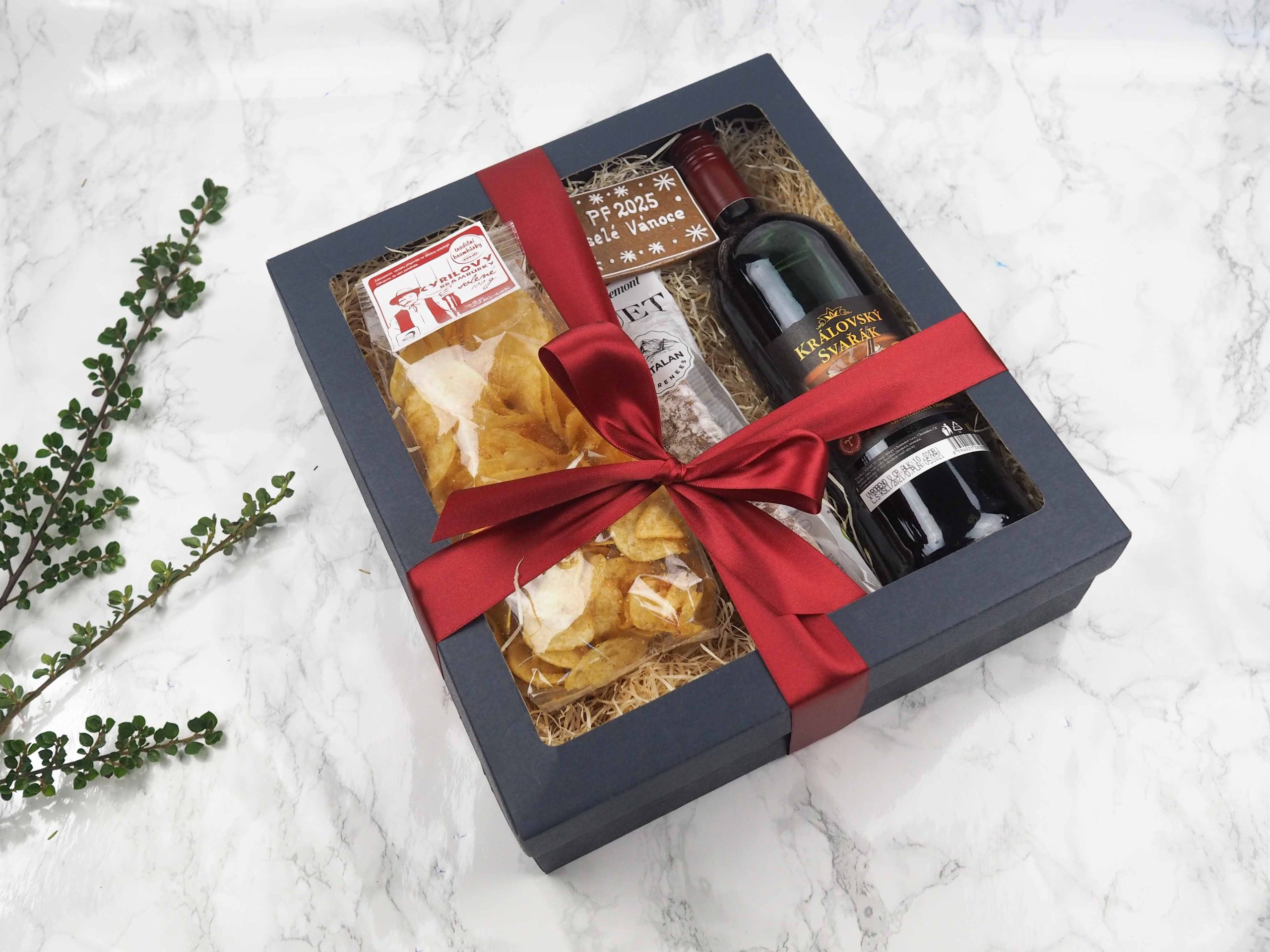 Dárkový balíček Svařený večer v sobě obsahuje slané bramborové lupínky, vepřový fuet, medový perníček s PF přáním a svařené víno.