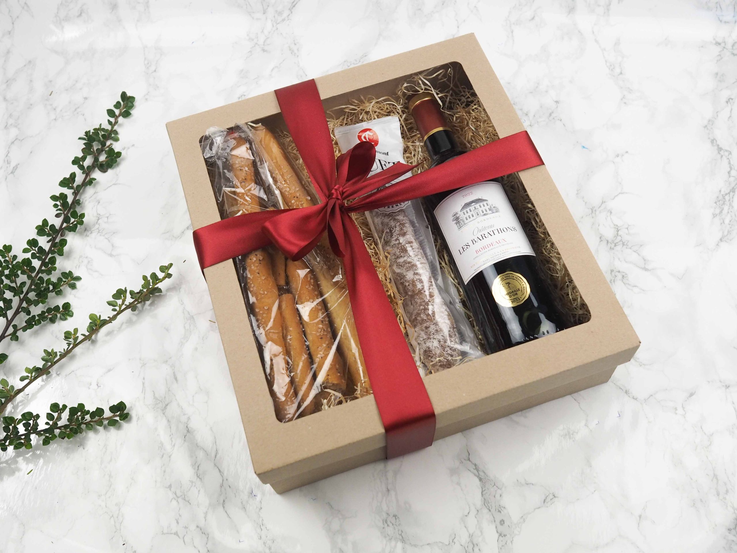 Dárkový balíček Les Bordeaux v sobě obsahuje italské Grissini, španělský fuet a červené francouzské víno.