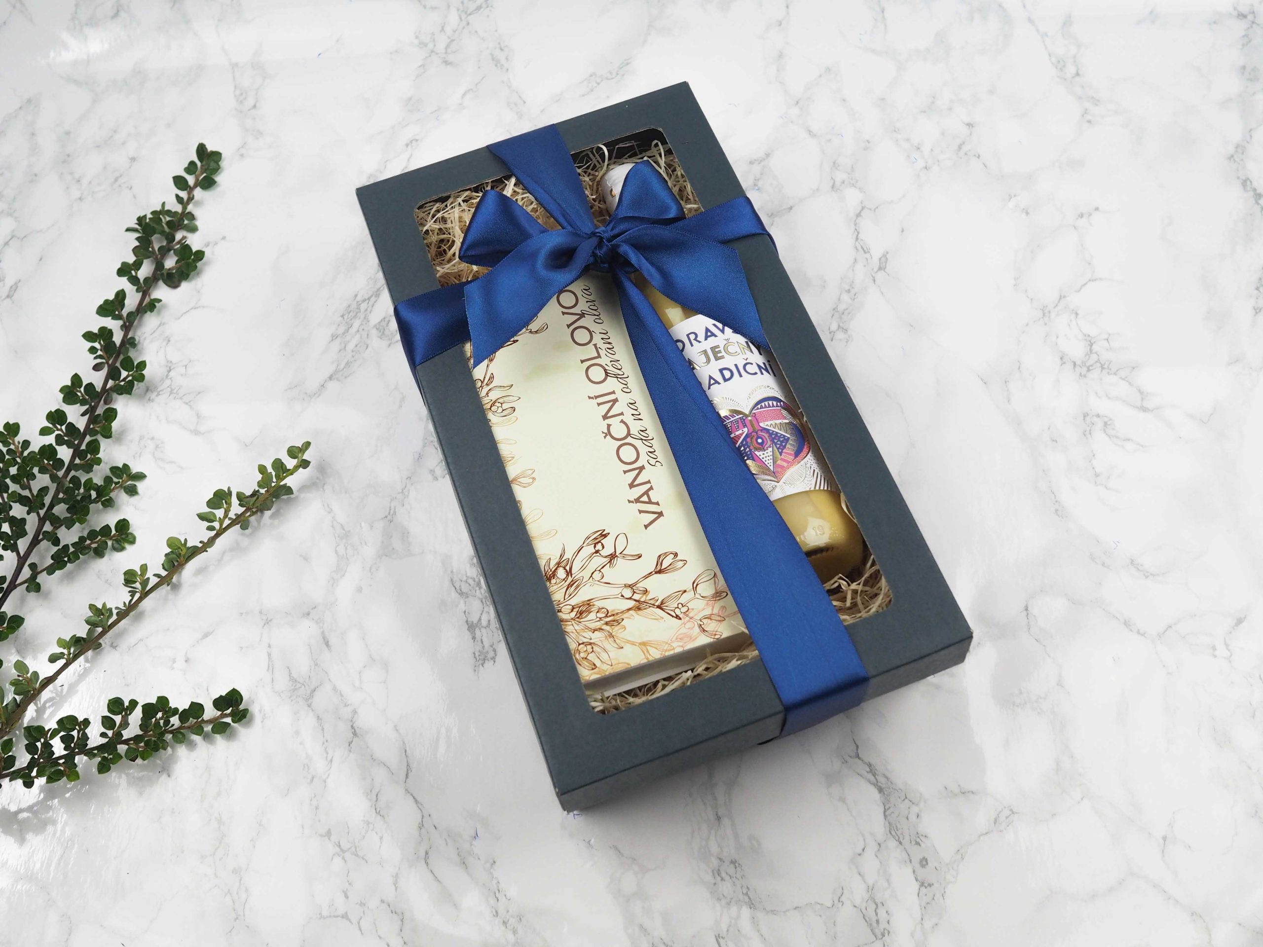 Dárkový balíček Lití olova v sobě obsahuje sadu na vánoční lití olova a Moravský vaječný likér.