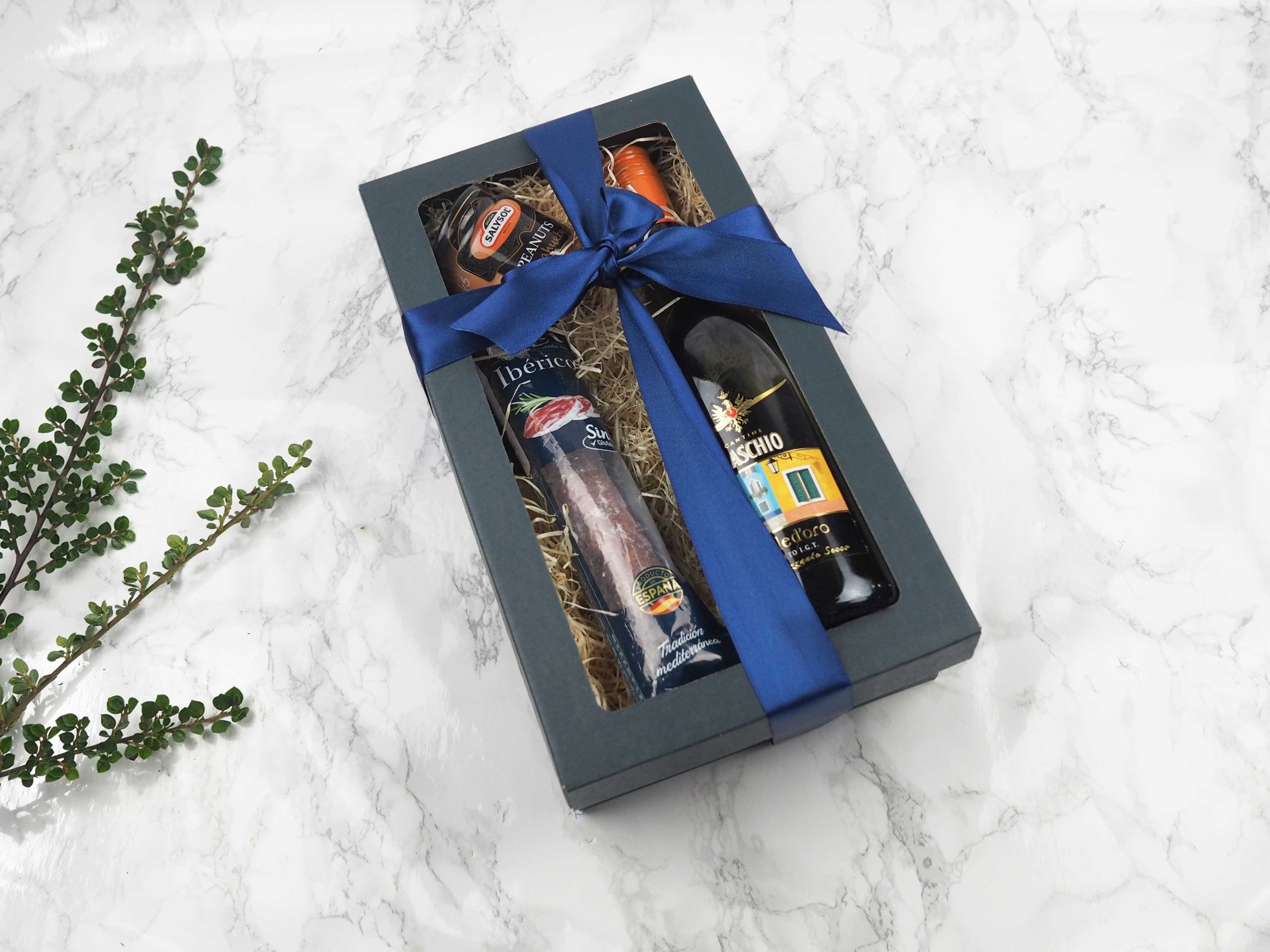 Dárkový balíček Blue Maschio v sobě obsahuje solené arašídy, fuet Ibérico a Frizzante Prosecco Bianco. Darujte balíček, který potěší každého obdarovaného.