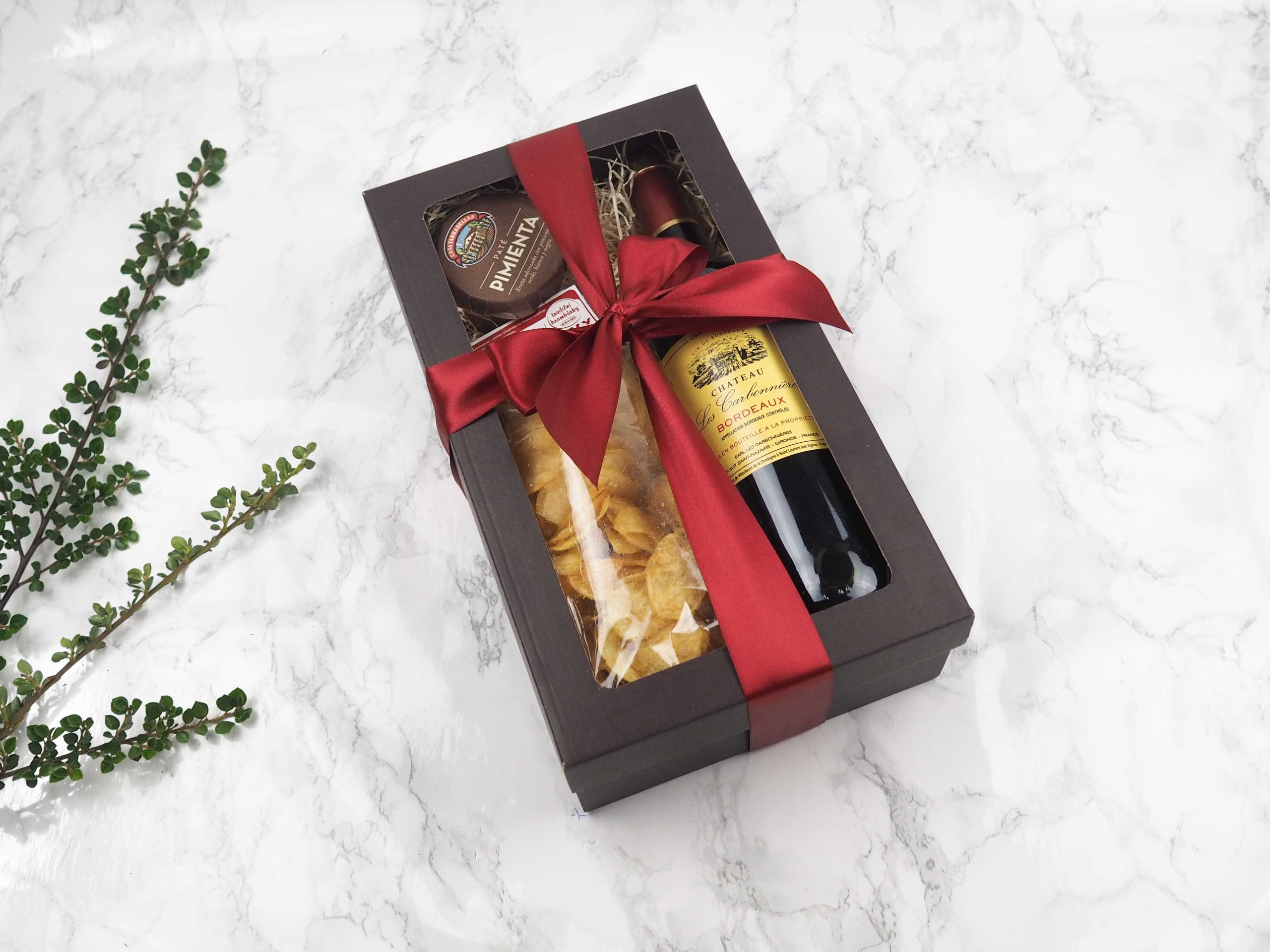 Dárkový balíček Black Bordeaux v sobě obsahuje pepřovou pimentu, bramborové slané lupínky a červené francouzské víno.