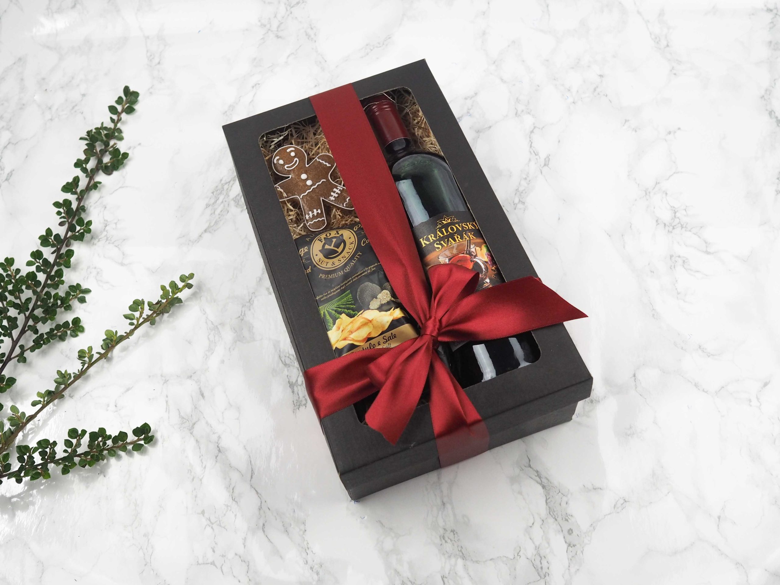 Dárkový balíček Sváteční perníček v sobě obsahuje medový perníček ve tvaru oblíbeného perníčku, svařené červené víno a bramborové lupínky s příchutí lanýžů.