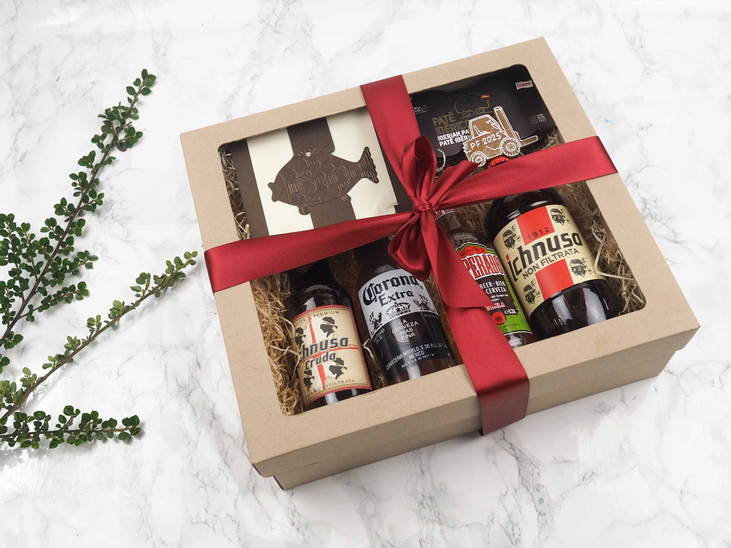 Dárkový balíček Pivní večer v sobě obsahuje novoročenku, italské pivo Ichnusa, pivo Corona, Desperado, paté s lanýžovou příchutí a medový perníček ve tvaru vysokozdvihu.