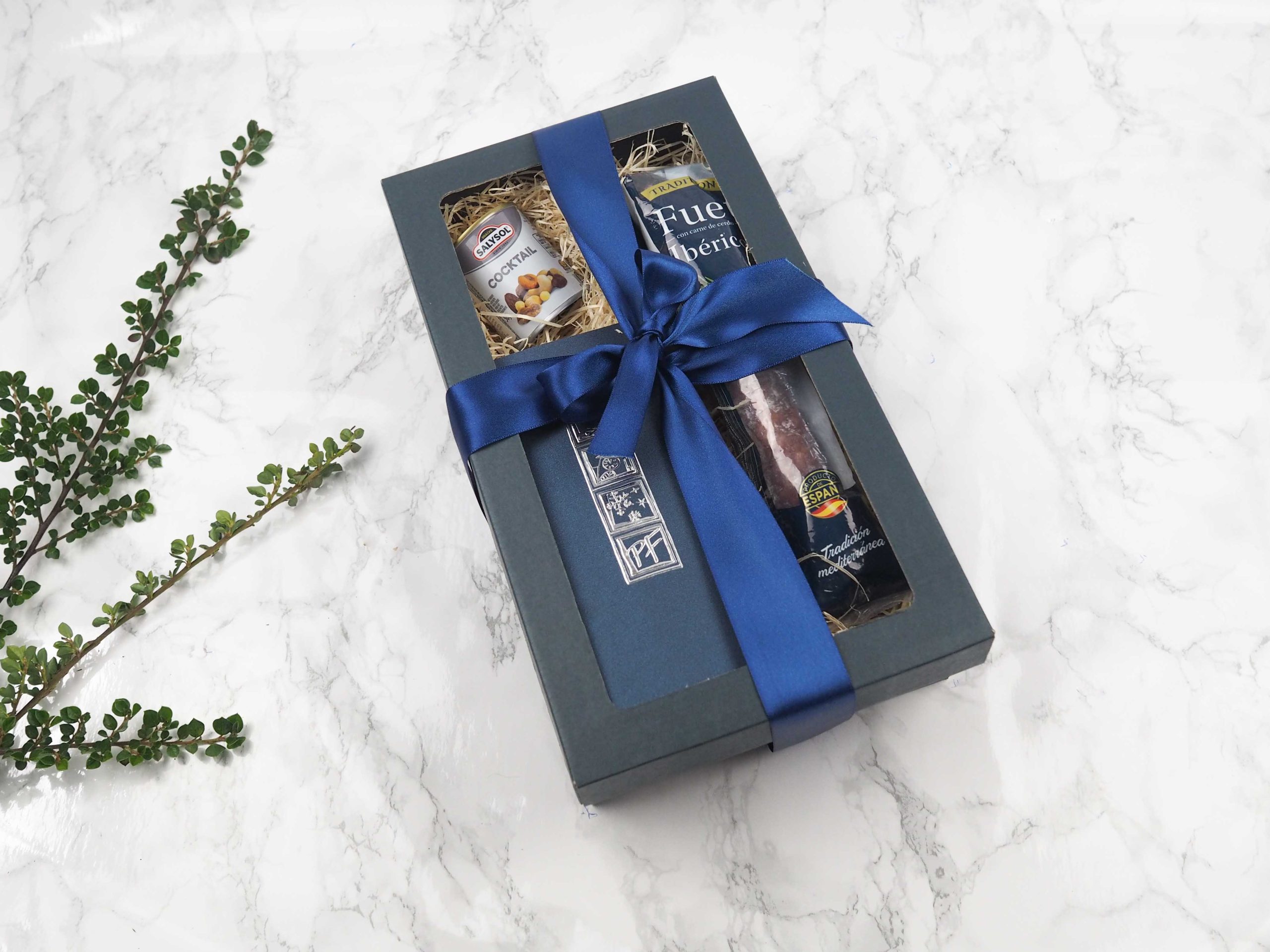 Dárkový balíček Nádech modré v sobě obsahuje mix sušených plodů, novoročenku a fuet Ibérico.