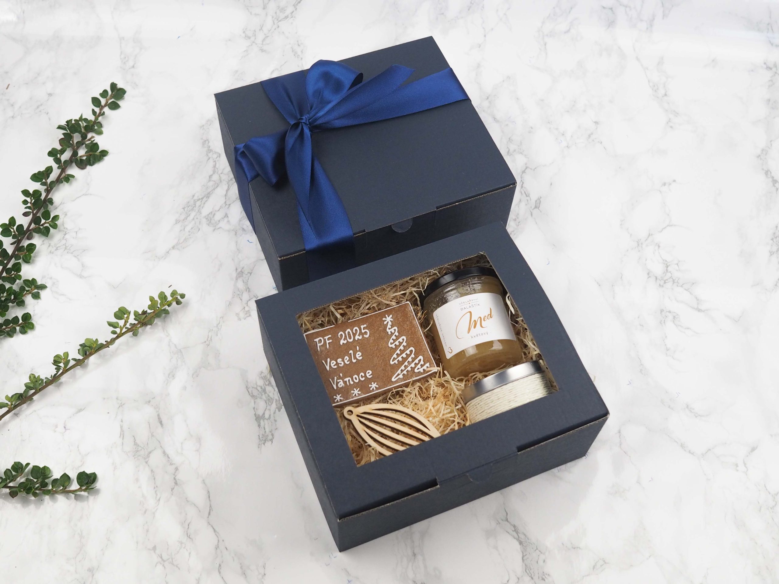 Dárkový balíček Medové potěšení v sobě obsahuje medový perníček s PF přáním, květový med, dřevěnou ozdobu a vanilkovou svíčku. Darujte luxusní balíček, který potěší každého obdarovaného.