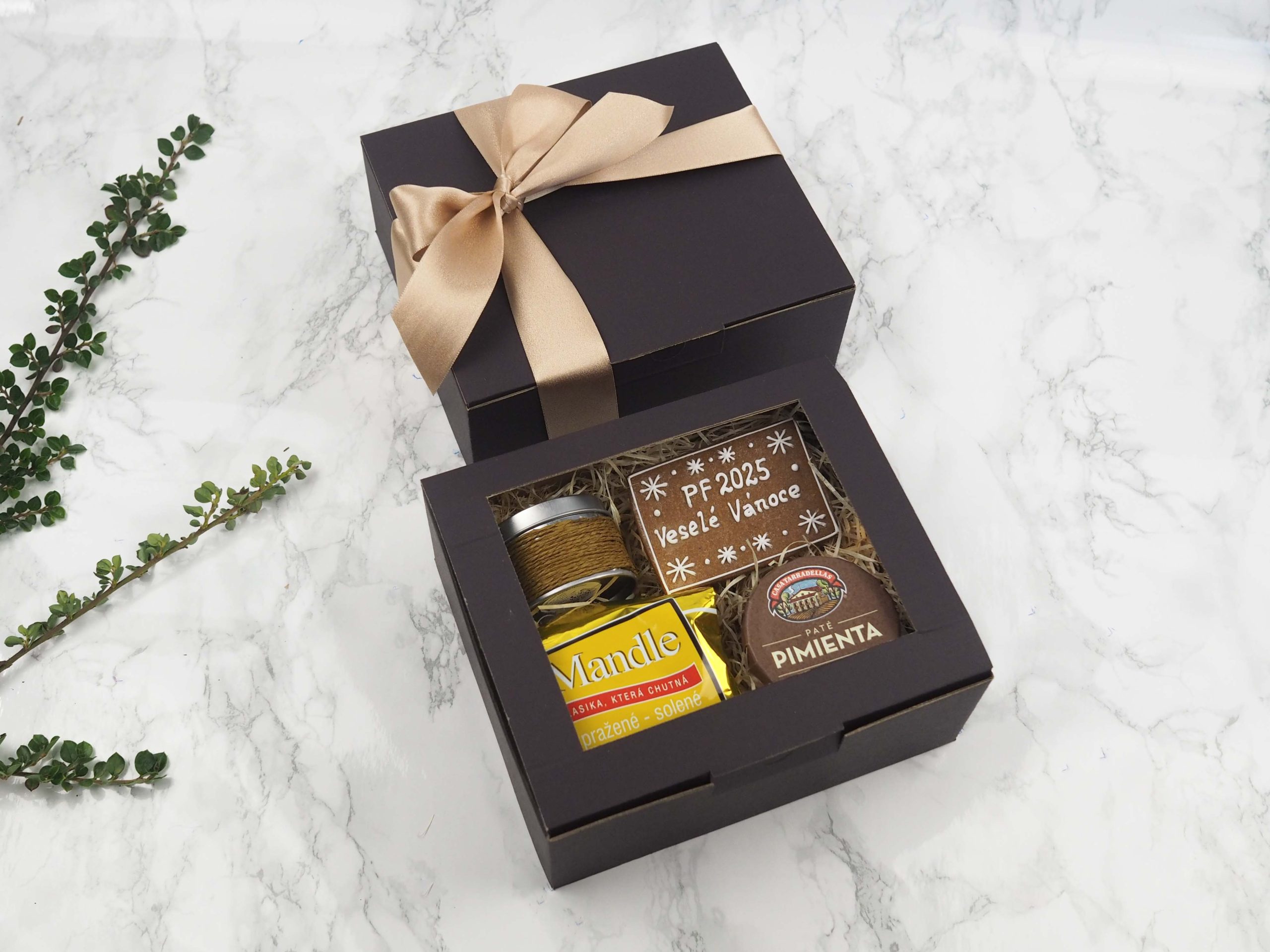 Dárkový balíček Skořicové PF v sobě obsahuje medový perníček s přáním PF, skořicovou svíčku, slané mandle a pepřové paté.